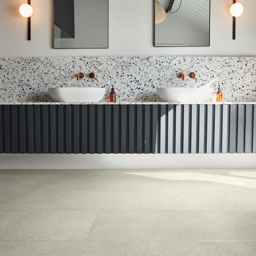 Caliza Classico LM39 | AKT-LM39 stone look floors in a bathroom